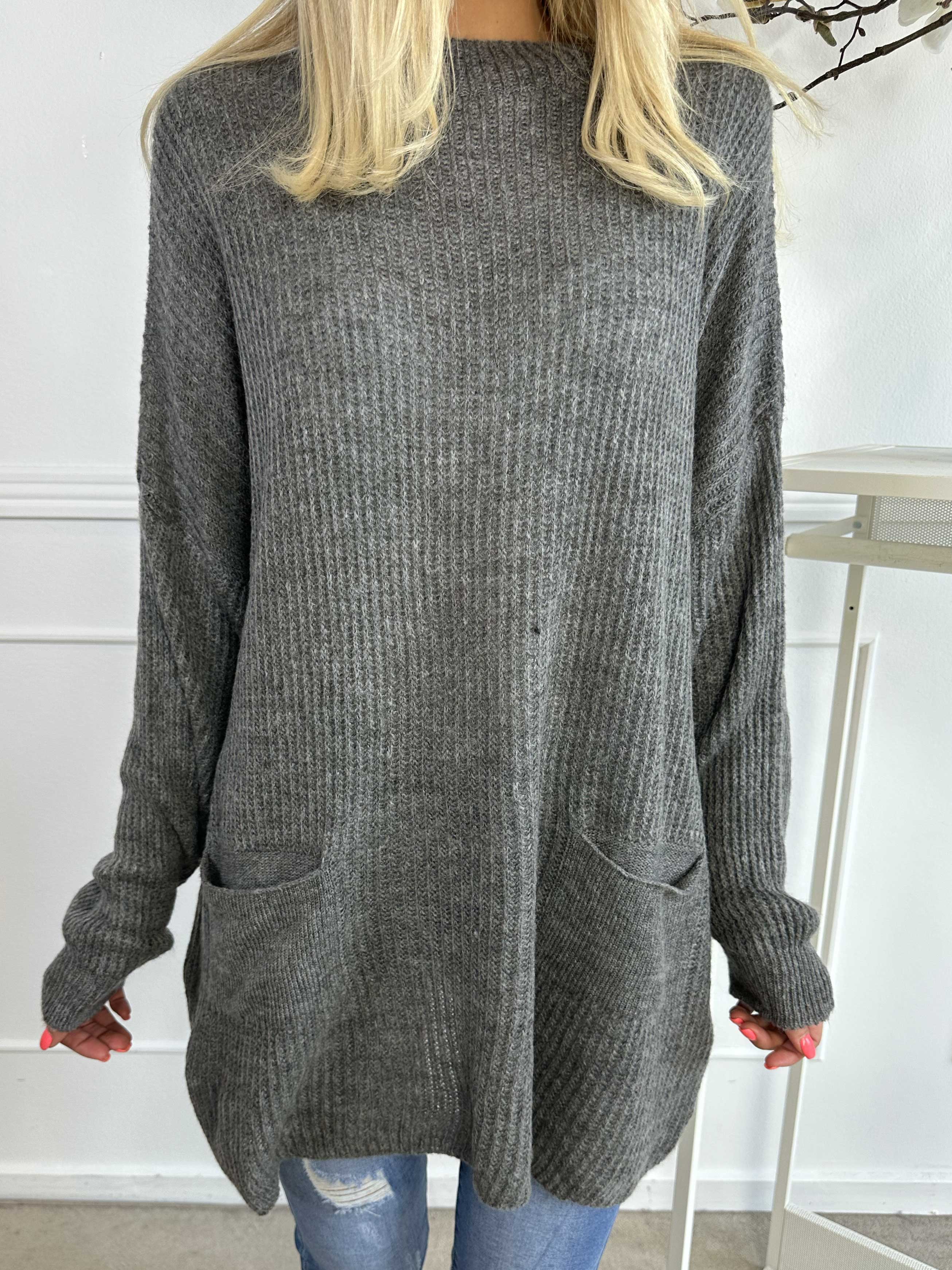 Dakota - Lång stickad blus i plus size med fickor